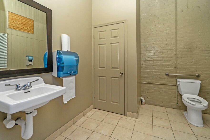 More Photos Of 1434 Fleet St, Baltimore Showroom For Lease