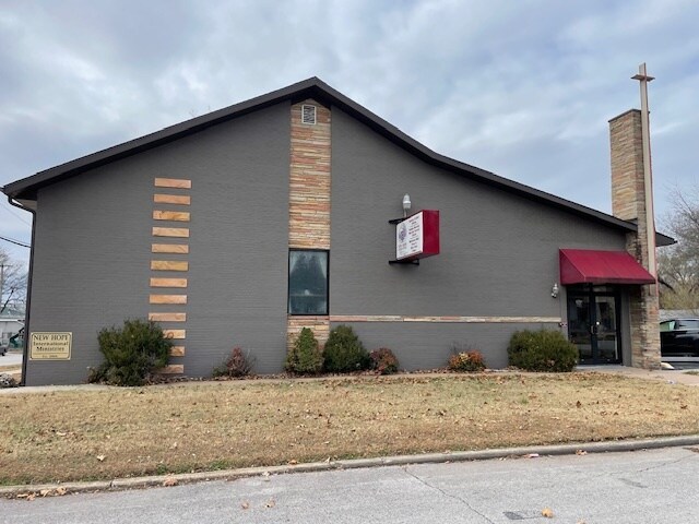 More Photos Of 901 N Prospect Ave, Springfield Freestanding For Sale