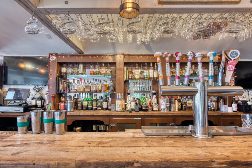 More Photos Of 63 S Euclid Ave, Montauk Restaurant For Sale