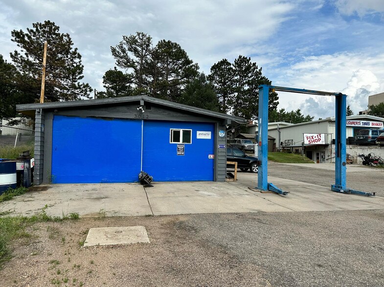 Primary Photo Of 3012 Evergreen Pky, Evergreen Auto Repair For Sale