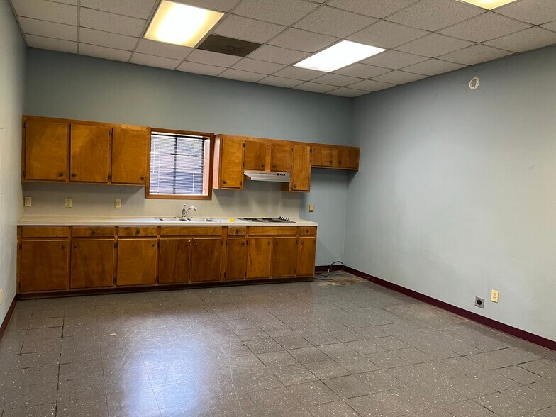 More Photos Of 107 E Austin St, Port Lavaca Distribution For Sale