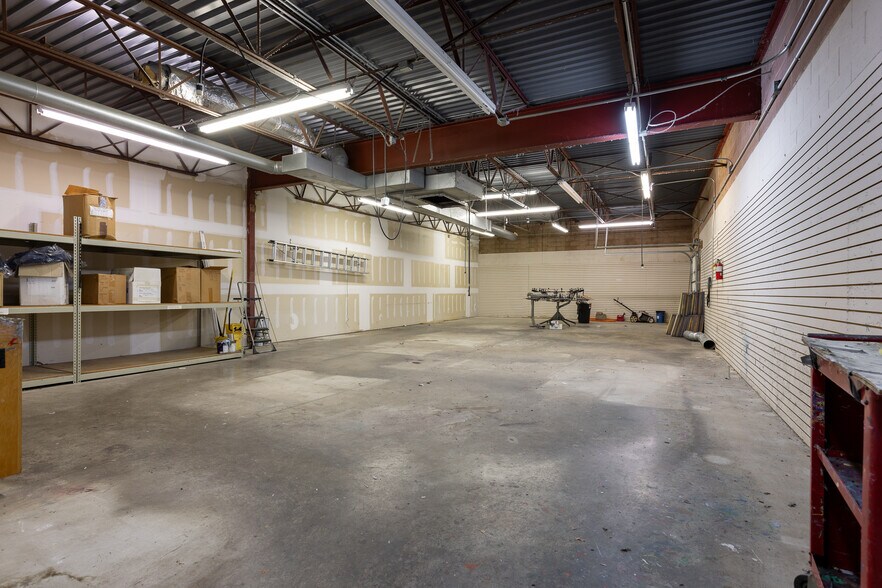 More Photos Of 8445 N Main St, Kansas City Freestanding For Lease