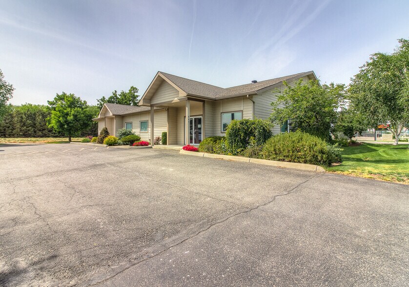 More Photos Of 445 Barnard Blvd, Sunnyside Office For Sale