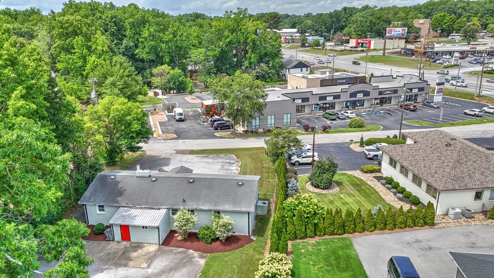 More Photos Of 1 Elizabeth Dr, Greenville Freestanding For Sale