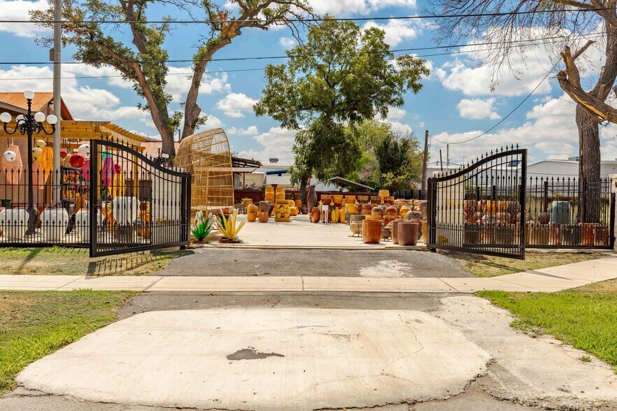 More Photos Of 1950 N Panam Expy, San Antonio Freestanding For Sale