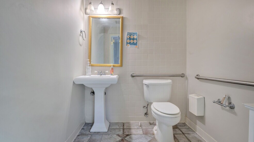 More Photos Of 323 8th St NE, Washington Apartments For Sale