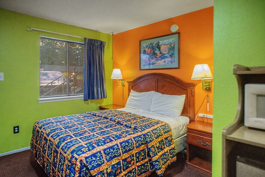 More Photos Of 801 W Broadway Ave, Bloomfield Hotel For Sale
