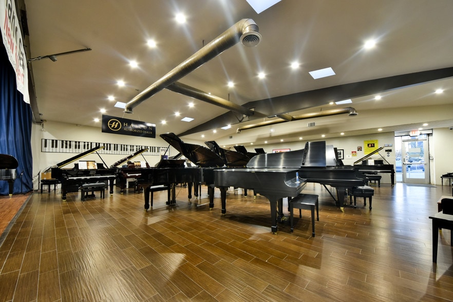 More Photos Of 1515-1517 N Main St, Santa Ana Storefront For Lease