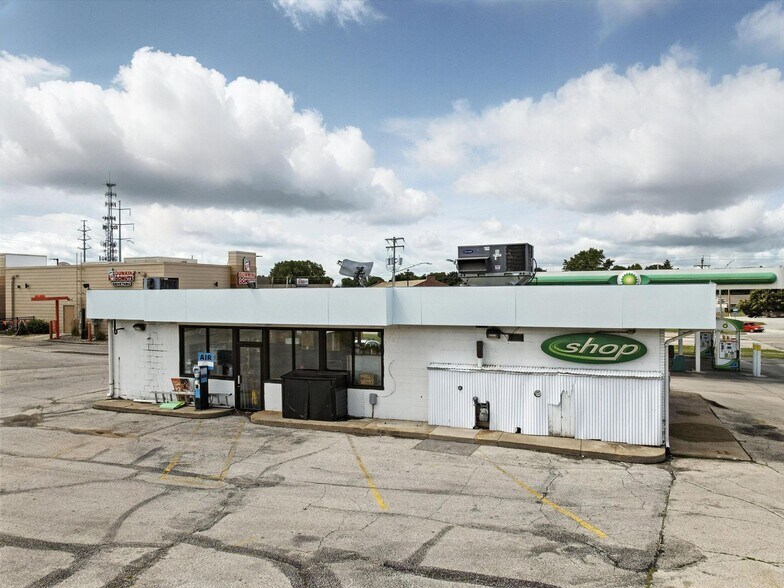 More Photos Of 2115 Main St, Green Bay Service Station For Sale