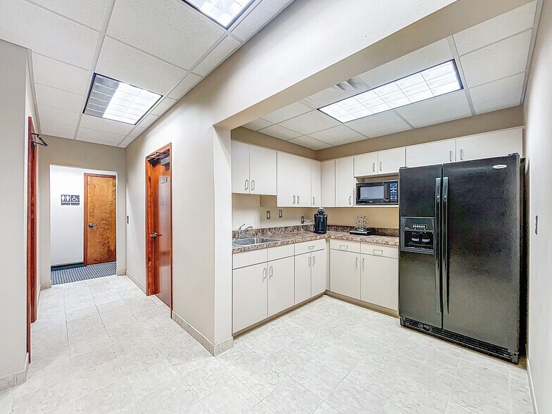 More Photos Of 5421 N 59th St, Tampa Office For Sale