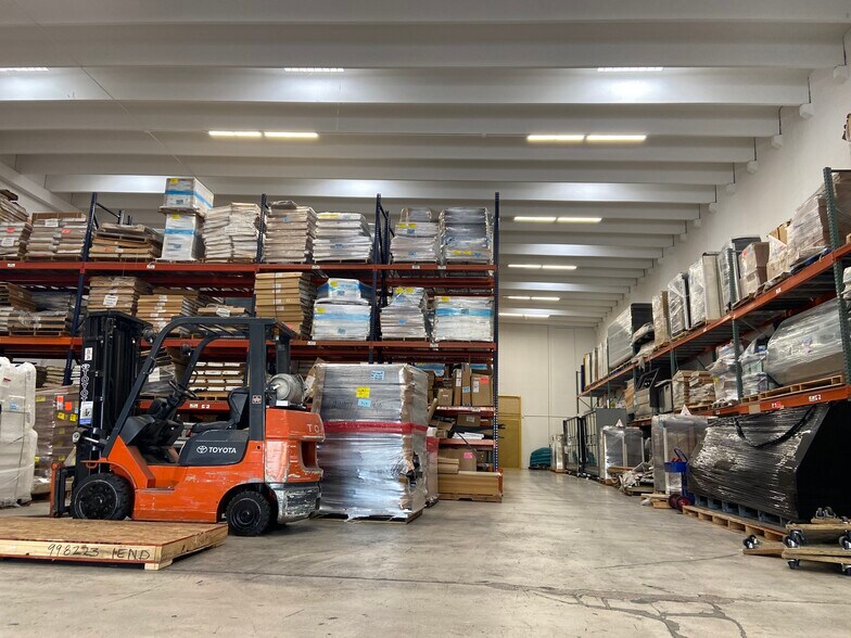 More Photos Of 2741 W 76th St, Hialeah Warehouse For Lease