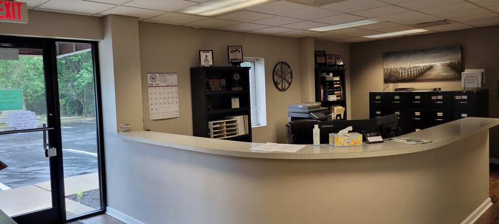 More Photos Of 4882 English Towne Dr, Memphis Warehouse For Lease