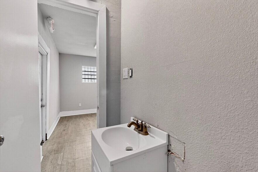 More Photos Of 3818 S Lancaster Rd, Dallas Flex For Lease