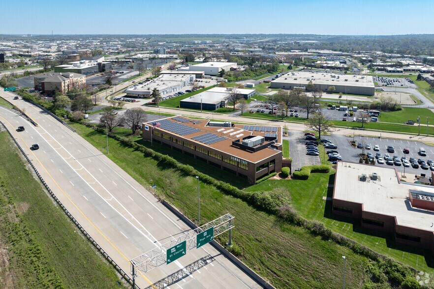 More Photos Of 2055 Craigshire Rd, Saint Louis Office For Lease