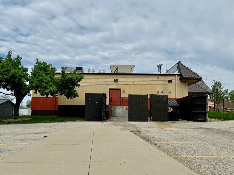 More Photos Of 3939 1st Ave SE, Cedar Rapids Restaurant For Lease