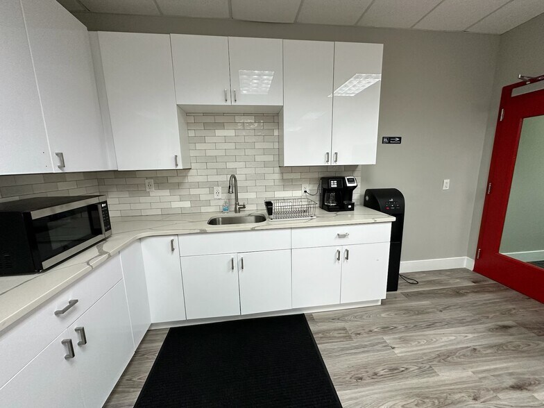 More Photos Of 3800 Camp Creek Pky, Atlanta Light Distribution For Lease