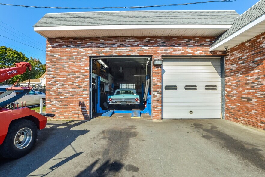 More Photos Of 347 Dartmouth St, New Bedford Auto Repair For Sale