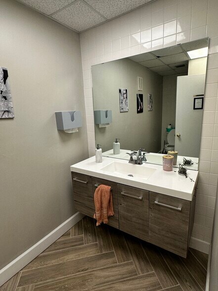 More Photos Of 533 Versailles Dr, Maitland Office For Lease