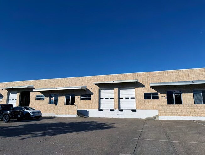 More Photos Of 3355-3373 Garden Brook Dr, Farmers Branch Distribution For Lease