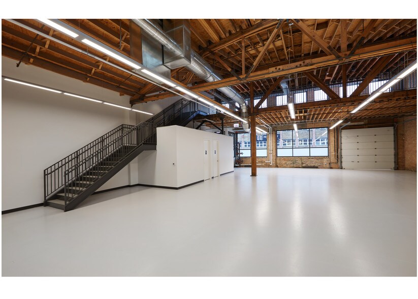 More Photos Of 1640 W Carroll Ave, Chicago Showroom For Lease