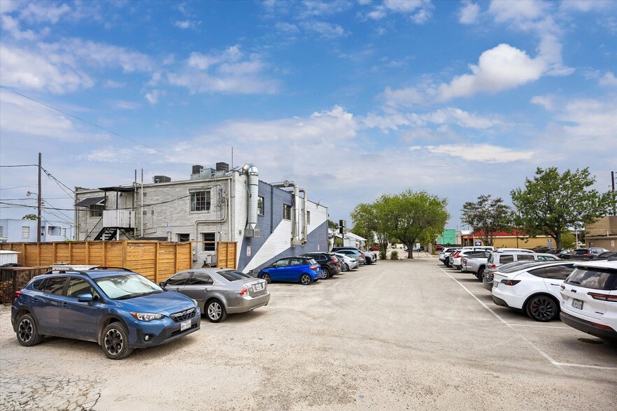 More Photos Of 629-633 W 19th St, Houston Office For Sale