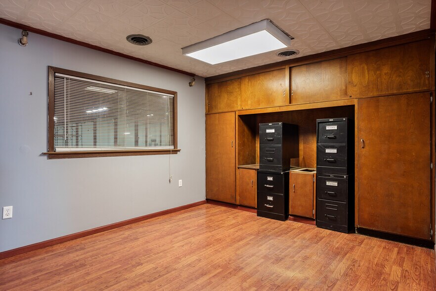 More Photos Of 3944 Auburn St, Rockford Industrial For Sale