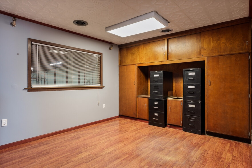 More Photos Of 3944 Auburn St, Rockford Warehouse For Lease