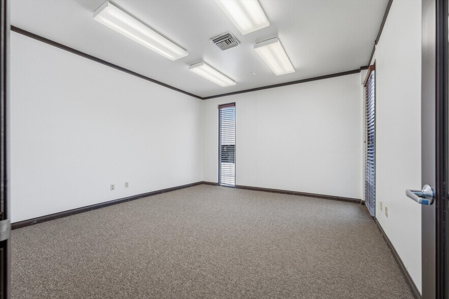 More Photos Of 42207 6th St W, Lancaster Warehouse For Lease