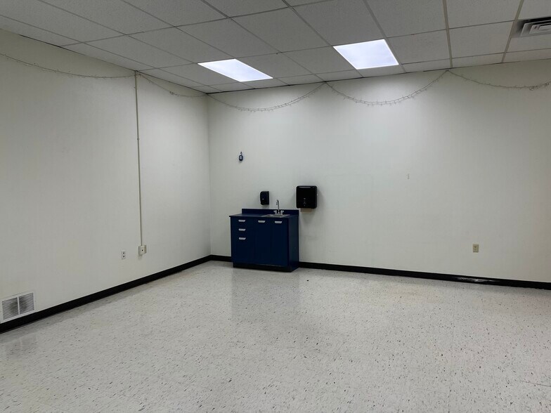 More Photos Of 2651 W 11th Street Rd, Greeley Light Distribution For Sale