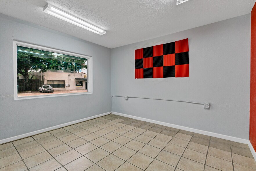 More Photos Of 914 W Commerce St, Dallas Showroom For Lease