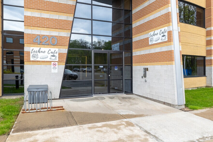 More Photos Of 420 Boul Armand-Frappier, Laval Medical For Lease