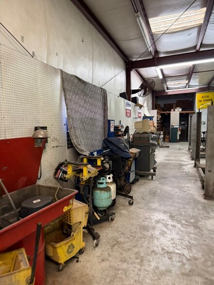 More Photos Of 4005 N Navarro St, Victoria Warehouse For Lease