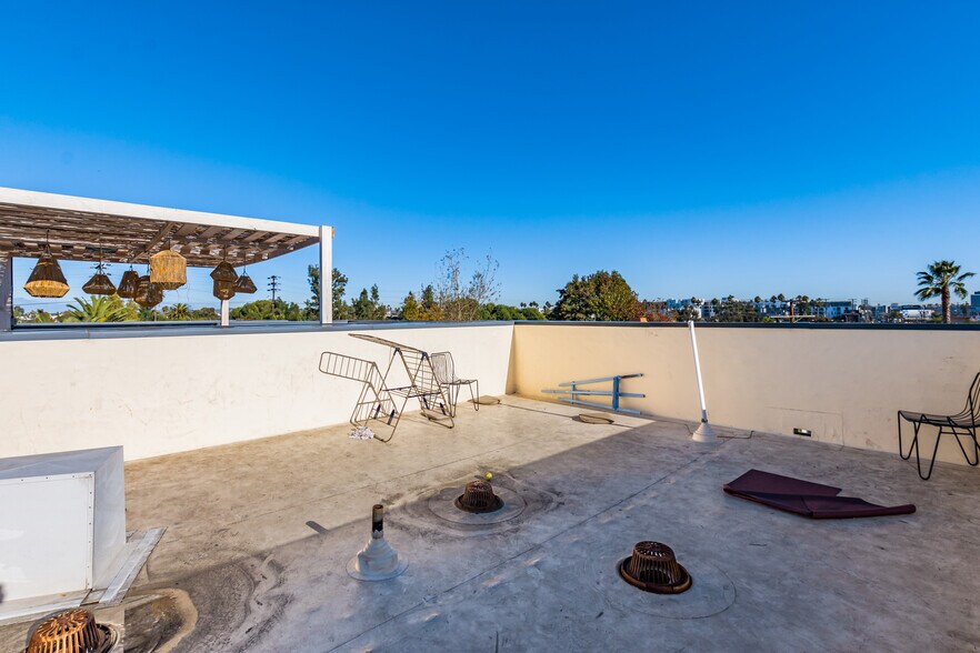 More Photos Of 2478 Penmar Ave, Venice Dormitory For Sale