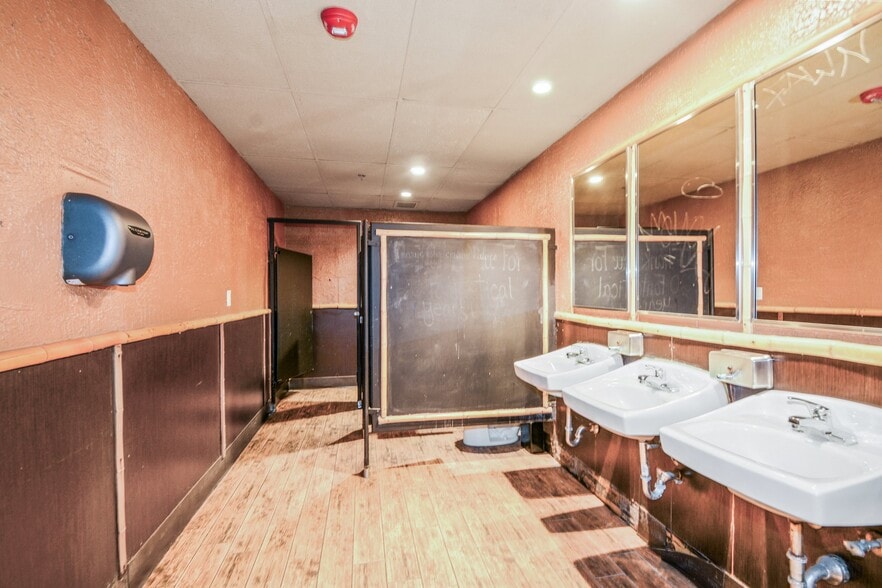 More Photos Of 1900 & 1924 Marshall St NE, Minneapolis Restaurant For Sale