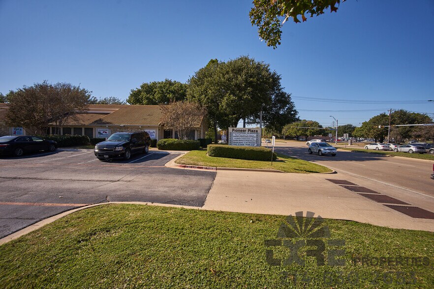 More Photos Of 1116-1126 W Pioneer Pky, Arlington Unknown For Lease