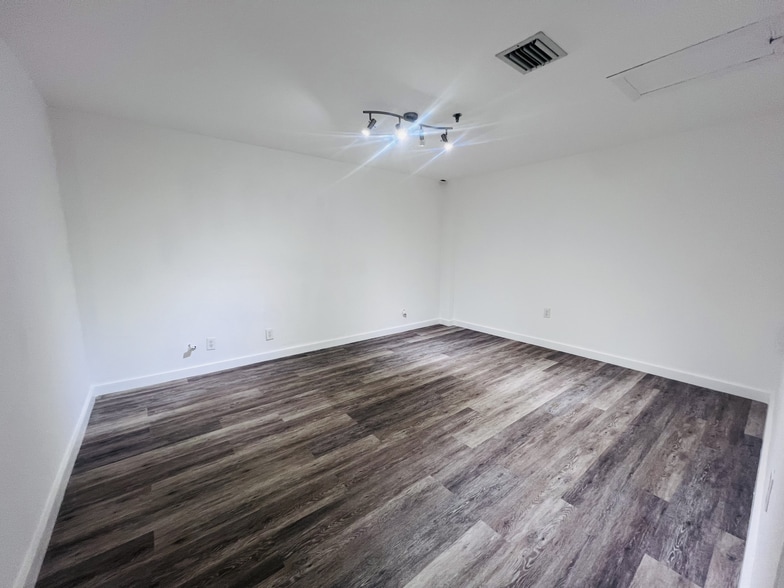 More Photos Of 7500 NW 25th St, Miami Office For Sale