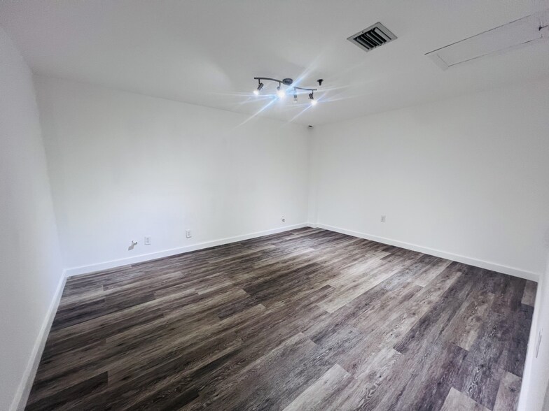 More Photos Of 7500 NW 25th St, Miami Office For Sale