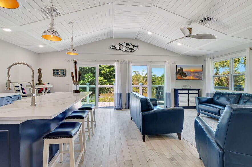 Primary Photo Of 193 Cocohatchee St, Naples Specialty For Sale