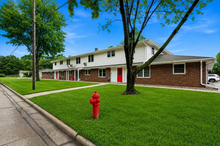 Primary Photo Of 415 W Fulton St, Waupaca Apartments For Sale