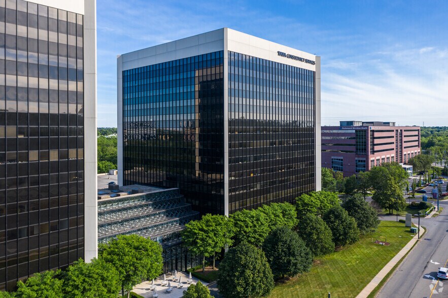 More Photos Of 379 Thornall St, Edison Office For Lease