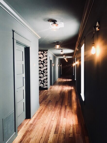 More Photos Of 689 Central Ave, Saint Petersburg General Retail For Lease