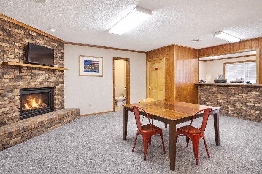 More Photos Of 2102 E Main St, Albert Lea Hotel For Sale