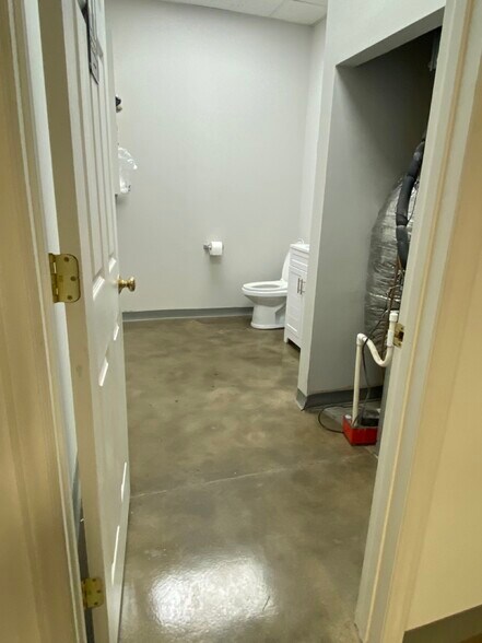 More Photos Of 2030 Boyer St, Charlotte Industrial For Sale