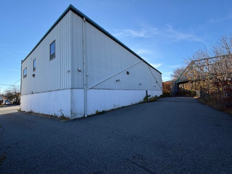 More Photos Of 205 E 1st Ave, Roselle Warehouse For Lease