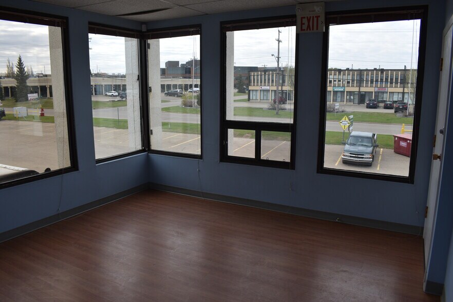 More Photos Of 8704-8724 53 Ave, Edmonton Warehouse For Lease