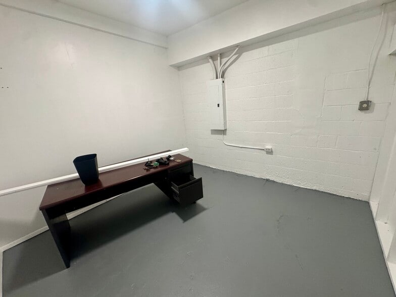 More Photos Of 3121 W Jefferson Blvd, Los Angeles Storefront Retail Office For Lease