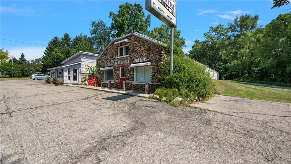 More Photos Of 5992 Dixie Hwy, Village of Clarkston General Retail For Sale