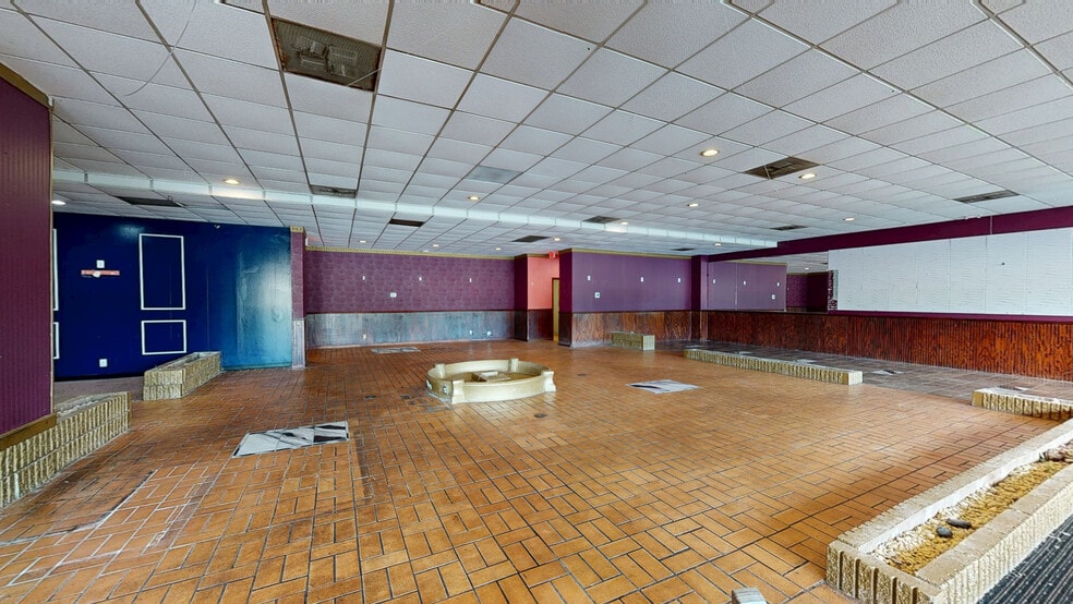 Primary Photo Of 6289 N Oak Tfwy, Gladstone Unknown For Lease