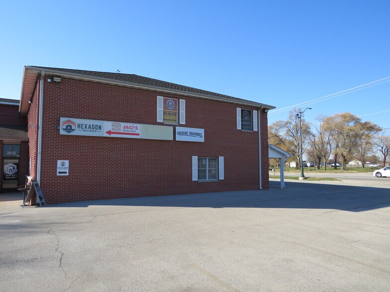 More Photos Of 2585 E Division St, Diamond Storefront Retail Office For Sale