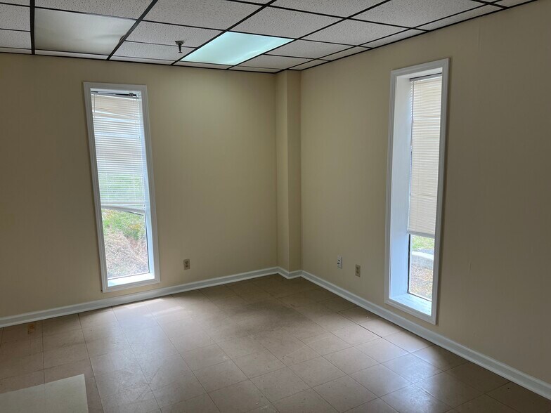 More Photos Of 320 South St, Perry Warehouse For Lease